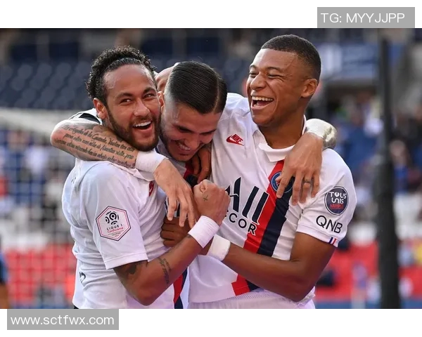 中国足球明星齐聚一堂合影留念展现团结与友谊的精彩瞬间 中国足球明星齐聚一堂合影留念展现团结与友谊的精彩瞬间