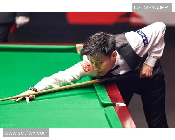 足球明星扎绷带的瞬间捕捉展现运动员拼搏精神与坚韧不拔的决心 足球明星扎绷带的瞬间捕捉展现运动员拼搏精神与坚韧不拔的决心